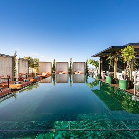 Bless Hotel Madrid - The Leading Hotels Of The World Exteriér fotografie The rooftop pool at the hotel